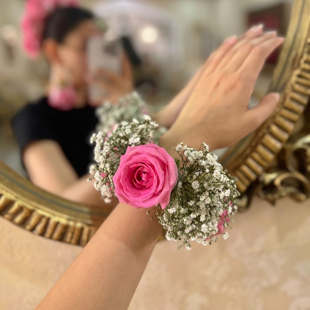 Gajra Set Rose - TCS SentimentsExpress