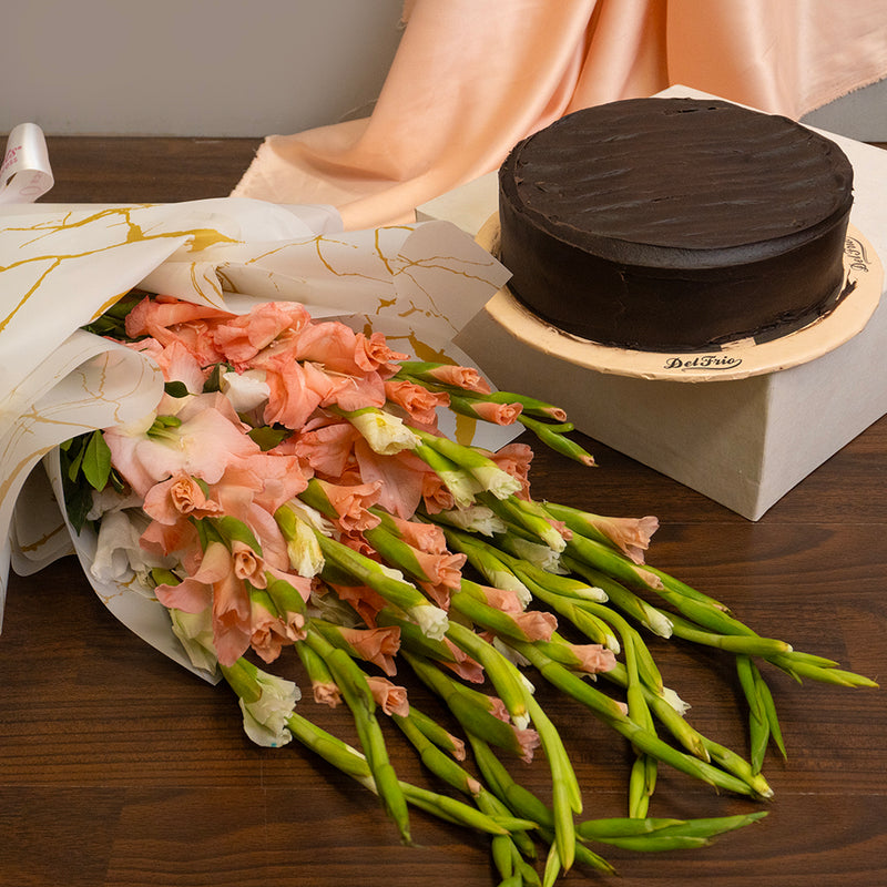 粉色粉彩花束和巧克力软糖蛋糕