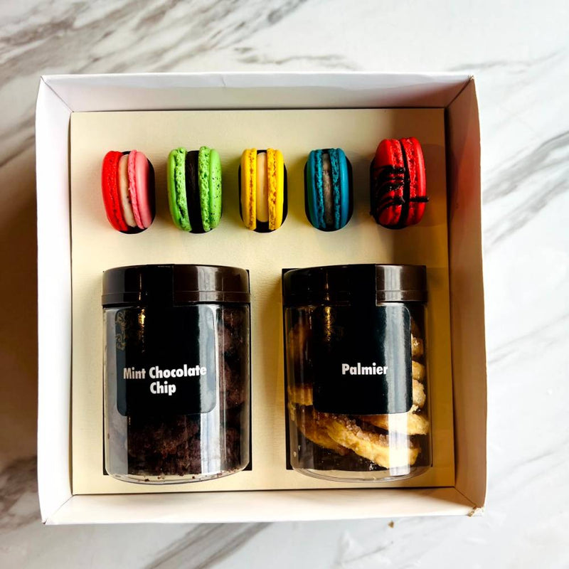 Gift Box of 2 Cookie Jars + 5 Macarons